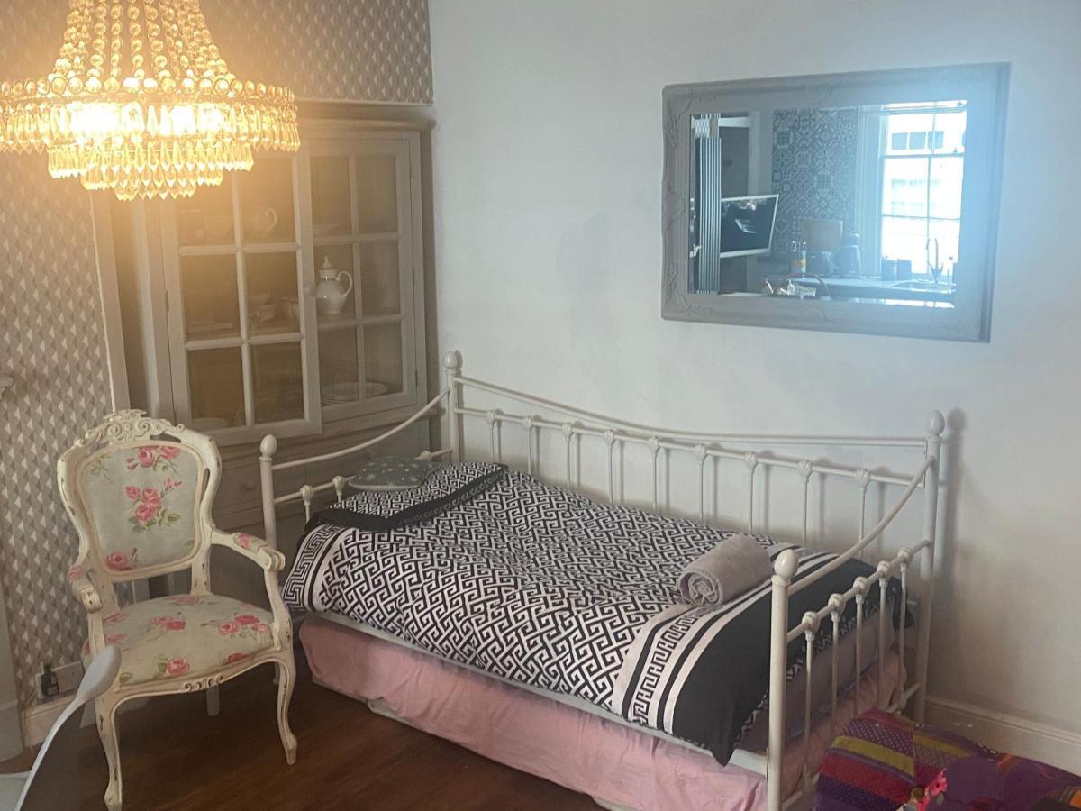 Georgian City Apartment At Thomas Street Double Bedroom And Two Single Trundle Beds บาธ ภายนอก รูปภาพ