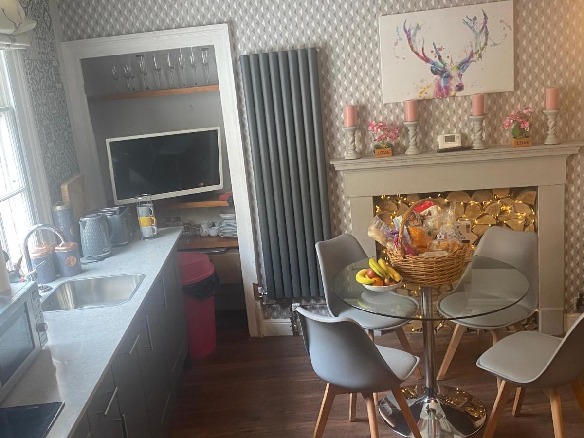 Georgian City Apartment At Thomas Street Double Bedroom And Two Single Trundle Beds บาธ ภายนอก รูปภาพ